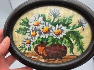 Vintage Blumenstrauß in Vase Nadelspitze weiß Gänseblümchen ovaler Rahmen Landhaus 7 3/8" - Bild 1 von 9