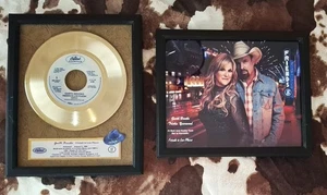 Garth Brooks "Friends In Low Places" gerahmte Reproduktion signiert Schallplattenaufsteller - Bild 1 von 5