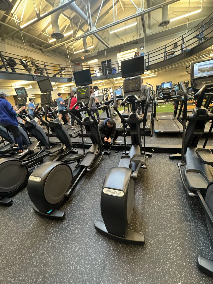 Precor EFX 835 Version 2 Elliptical Converging Ramp with TV - Cleaned & Serviced - Image 1 of 1