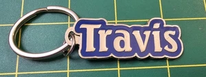 Portachiavi con nome blu e argento TRAVIS, portachiavi in metallo personalizzato, B3B7 - Foto 1 di 2