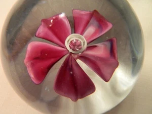 NIB AMANDA SMITH BEAUTIFUL VIOLET COLORED FLOWER PAPERWEIGHT - 1997 - Picture 1 of 7