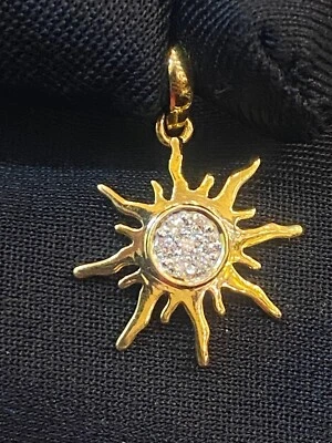 Colgante de sol pavé de diamantes naturales de corte brillante redondo de 0,20 quilates en oro macizo de 18 quilates Foto 1 de 4
