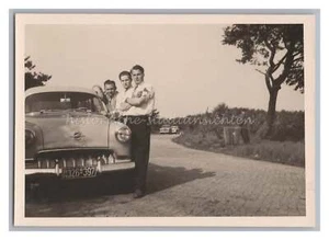 3 Männer neben OPEL Straße Autos Verkehr - Altes Foto 1950er - Picture 1 of 2