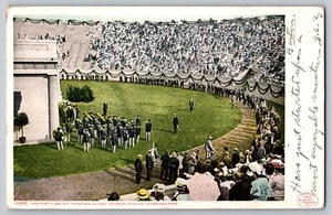 Postal vintage del día de clase de Harvard de 1907 ex alumnos ingresando al estadio Cambridge #1451 - Imagen 1 de 2