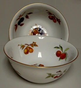 Royal Worcester EVESHAM GOLD ENGLAND 11-1/4" x 4-5/8" Salad Bowl SB11M2 - Picture 1 of 3