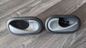 Renault Twingo II Innenraum Türgriffe, Naheside / Offside, links / rechts Paar - Bild 1 von 4