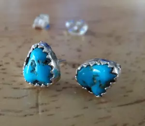 Pendientes de tachuelas artesanales de piedra turquesa natural navajo de plata esterlina 6x7 mm - Imagen 1 de 3
