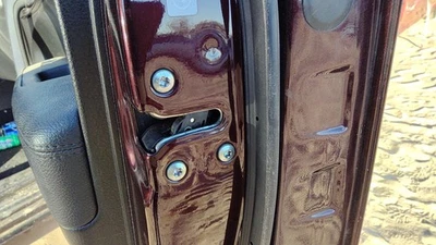 Оригинальная защелка для правой передней двери KIA Sorento 2011-2015 годов выпуска со стержнями/кабелями - Изображение 1 из 3