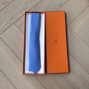 Corbata Hermès Magnifying H, Bleu Ciel / Blanc, nueva 2025 - Imagen 1 de 9