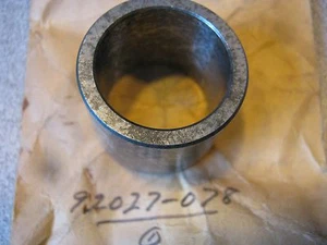 KAWASAKI CRANK SHAFT OIL SEAL COLLAR H1 KH500 MACH 3 NOS OEM AHRMA 92027-078 - Imagen 1 de 3