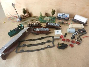 Konvolut Modellbahnzubehör, Güterwagen+Geländestücke+Ersatzteile - Bild 1 von 3