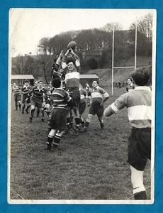 1955 PHOTOGRAPH GLOSTER AIRCRAFT CO. RUGBY TEAM DURING MATCH - ACTION IMAGE! - Picture 1 of 2