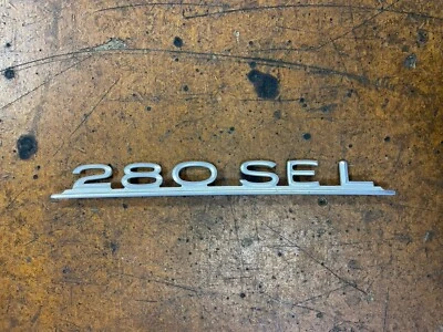 ЭМБЛЕМА КРЫШКИ БАГАЖНИКА MERCEDES BENZ 300SEL W116 LWB ОТ ОРИГИНАЛЬНОГО ПРОИЗВОДИТЕЛЯ 1972-80 - Изображение 1 из 4