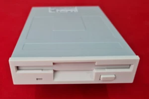 Neu HD High Density Samsung 1MB 1,44MB 1,6MB 2MB 3,5" Diskettenlaufwerk, grau. - Bild 1 von 3