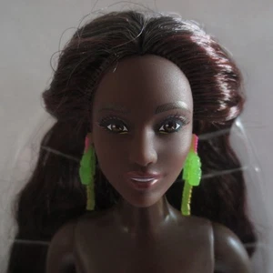 NUEVA Muñeca Barbie Extra Fly Playa con Pendientes AA Curvilínea Articulada Pies Planos Desnuda - Imagen 1 de 4