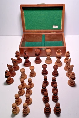 Juego de ajedrez Lardy años 50 boj francés 32 piezas Caja de fieltro forrada con peso King 2 3/4" Foto 1 de 4