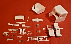 AMT Peterbilt 359 California Hauler Cab and Interior Parts 1/25 - Picture 1 of 2