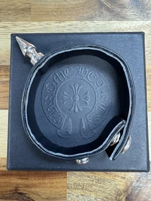 Pulsera de cuero con clavos corazones cromados Foto 1 de 4