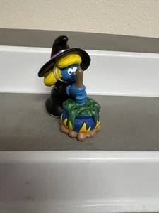Schlümpfe Halloween Schlumpf Hexe Schlumpfine mit Kessel Schleich Peyo 2005 PVC Figur - Bild 1 von 9