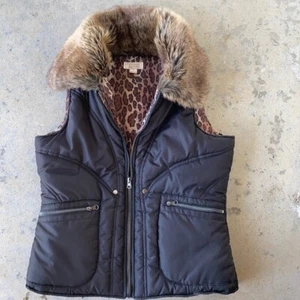 Christopher & Banks schwarze bauschige Weste/Pelzkragen Frontreißverschlusstaschen, Gr. Medium gebraucht, in einwandfreiem Zustand - Bild 1 von 7