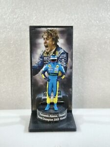 Figura 1/43 Fernando Alonso Renault 2005 + Podium World Champion Fórmula 1