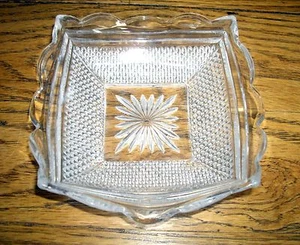 Plato de vidrio prensado cuadrado vintage de la era de la depresión de 5 1/2" ~ - Imagen 1 de 4