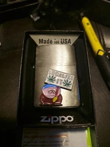 Zippo Cannabis Personalizzato Southpark Cartman Legalize It - Foto 1 di 3