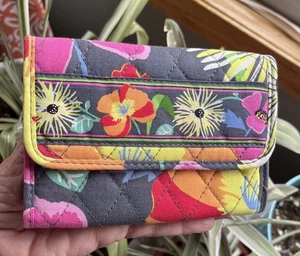 Vera Bradley JAZZY BLOOMS Euro Slim Trifold Geldbörse **LESEN** - Bild 1 von 6