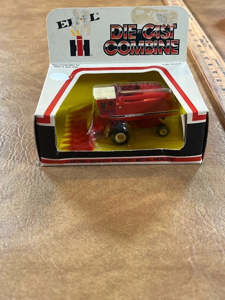 ERTL 1/80 SCALE DIE-CAST INTERNATIONAL COMBINE WITH CORN HEADS PART# 1520-141H - Image 1 of 4