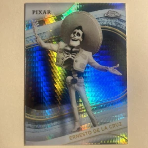 2025 Topps Cromo Disney Ernesto De La Cruz Prisma Refractor #73 Tierra de los Muertos - Imagen 1 de 2