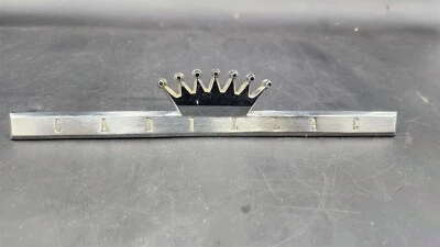 58 Cadillac Fleetwood Deville Serie 62 Salpicadero Placa de identificación Insignia Emblema Foto 1 de 2