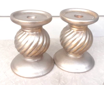 Juego de 2 SOPORTAVELAS PEDESTAL Pilar o Cónico Cerámica Pintada Plateada 6" Foto 1 de 4