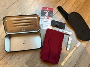 NEU SWISS Victorinox Aluminium Metall Business Class Amenity Kit - SCHWARZ & Rot - Bild 1 von 5