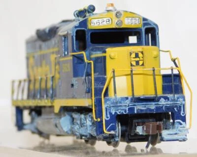 Mantua blue Santa Fe GP-20 diesel 5628 runs well Weathered HO w/handrails unlit - Image 1 of 4