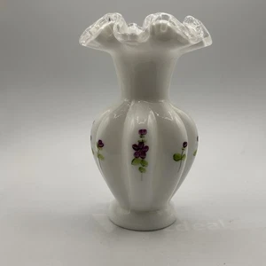 Jarrón Fenton con cresta de plata "violetas en la nieve", firmado - Imagen 1 de 7