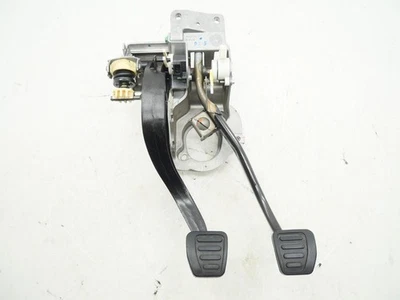 Conjunto de embrague y pedal de freno manual M/T usado Chevy Camaro SS 1LE 2016-2024 OEM Foto 1 de 4