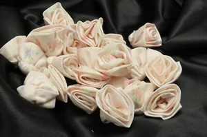24 rosas de tela floral rosa claro de 1 3/4" de ancho hechas a mano y cosidas a mano - Imagen 1 de 2