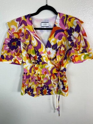 J. Top envolvente con volantes florales talla pequeña boho manga corta Crew Collection para mujer Foto 1 de 4