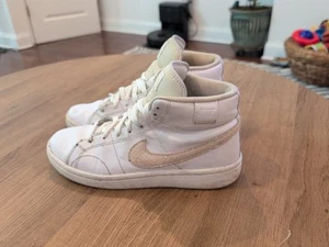 Nike Court Royale 2, Mujer 7, Swoosh de piel de serpiente blanco medio - Imagen 1 de 5