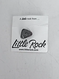 Spilla da bavero nuova con etichette vintage A Little Rock from Little Rock tono oro pietra ciottoli D154 - Foto 1 di 3