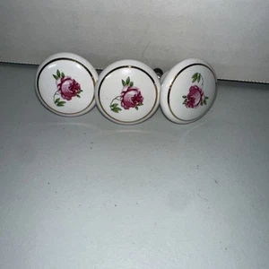 3 Vintage Porzellan Knöpfe zieht Schublade Schranktür weiß rosa Rose Blume 1,25" - Bild 1 von 4
