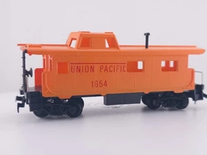 Tyco HO Scale Union Pacific Offset Cupola Caboose Train Car 1654 Rolling Stock - Picture 1 of 11