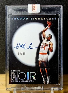 2024-25 Hakeem Olajuwon Panini Noir Shadow Signatures On Card Auto /49 SSP - Bild 1 von 6