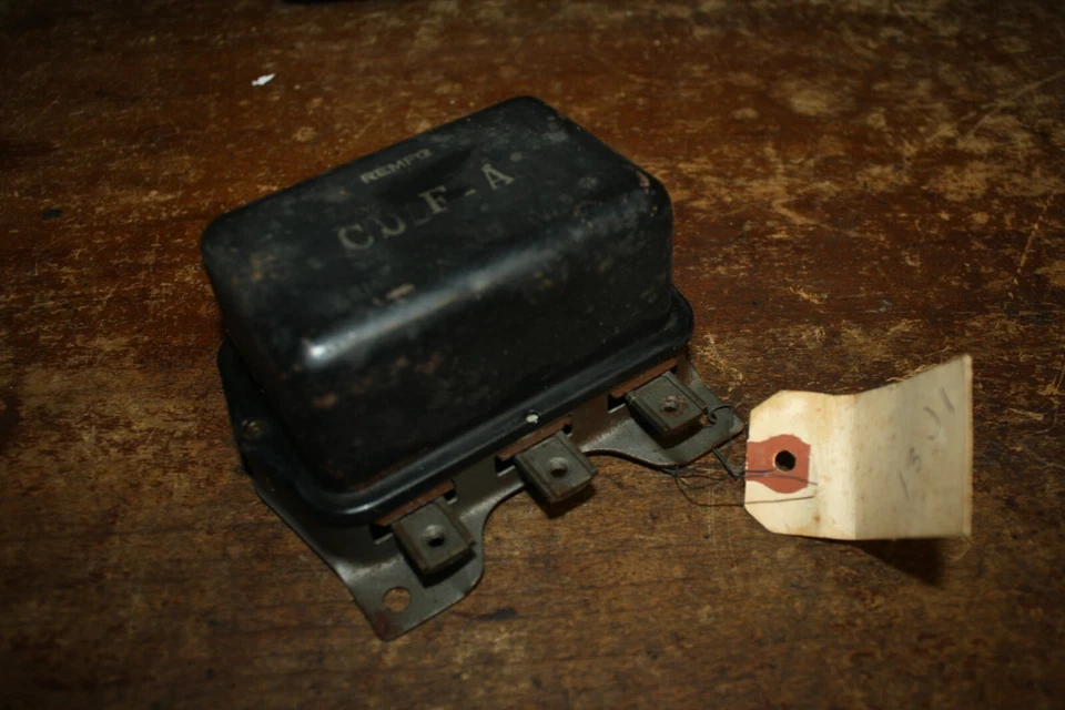 Регулятор напряжения генератора Ford Falcon 1960–62 годов в сборе CODF 10505-A - Изображение 1 из 4