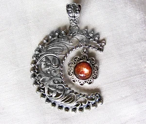 Sunstone & Silver Filigree Moon Pendant, 925 Sterling Silver, 1.35 ct 6 grams - Picture 1 of 3