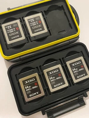 PAQUETE 3x Tarjetas de Memoria Sony 64GB y 2x 32GB XQD Serie G 440MB/s 400MB/s + Estuche Foto 1 de 4