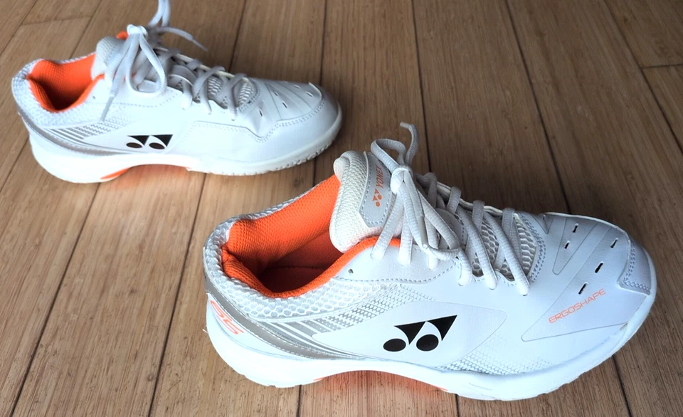 Zapato de bádminton YONEX Power Cushion 65 X3 para cancha interior (blanco/naranja) M 6,5, W 8 Foto 1 de 4