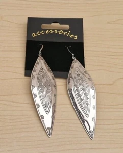 BNWT Accessories Etched Tribal Design Long Silver Tone Metal Earrings D 9 cm - Picture 1 of 2