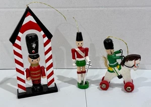 3 Vintage Holzspielzeug Soldat Weihnachtsschmuck Soldat auf Pferd - Taiwan - Bild 1 von 11
