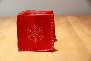 Übertopf Tasche Filz innen mit Folie faltbar Schneeflocke aufgestickt weiß rot - Bild 1 von 9
